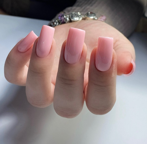Mleczno różowe paznokcie