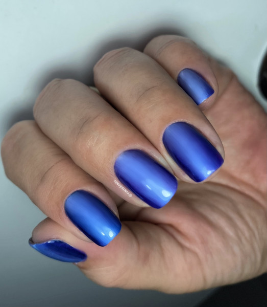 Niebieskie paznokcie