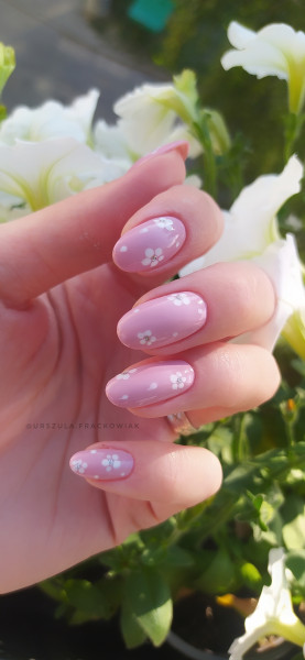 Delikatne paznokcie z kwiatkami