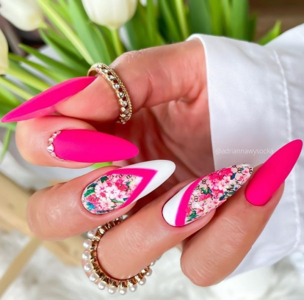 Różowe neony na paznokciach