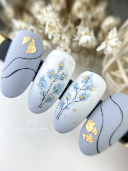 Błękitne kwiaty na paznokciach